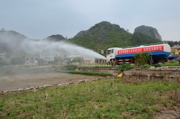 北流海螺開展愛心水車進(jìn)鄉(xiāng)村活動(dòng),幫助群眾澆灌土地_副本 北流海螺開展愛心水車進(jìn)鄉(xiāng)村活動(dòng),幫助群眾澆灌土地_副本