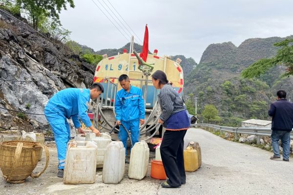 凌云通鴻用灑水車(chē)為瑤族同胞送水_副本 凌云通鴻用灑水車(chē)為瑤族同胞送水_副本