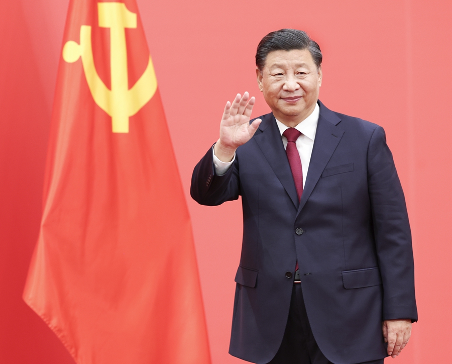 10月23日，剛剛在中國共產黨第二十屆中央委員會第一次全體會議上當選的中共中央總書記習近平和中共中央政治局常委李強、趙樂際、王滬寧、蔡奇、丁薛祥、李希在北京人民大會堂同采訪中共二十大的中外記者親切見面。這是習近平向在場的中外記者揮手致意。
