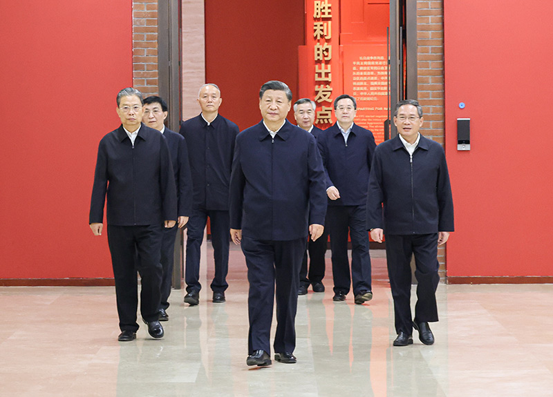　　10月27日，中共中央總書(shū)記、國(guó)家主席、中央軍委主席習(xí)近平帶領(lǐng)中共中央政治局常委李強(qiáng)、趙樂(lè)際、王滬寧、蔡奇、丁薛祥、李希，瞻仰延安革命紀(jì)念地。這是習(xí)近平等在延安革命紀(jì)念館，參觀《偉大歷程——中共中央在延安十三年歷史陳列》。