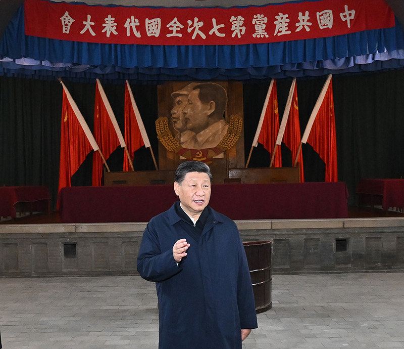 　　10月27日，中共中央總書(shū)記、國(guó)家主席、中央軍委主席習(xí)近平帶領(lǐng)中共中央政治局常委李強(qiáng)、趙樂(lè)際、王滬寧、蔡奇、丁薛祥、李希，瞻仰延安革命紀(jì)念地。這是習(xí)近平在楊家?guī)X瞻仰中共七大會(huì)址。