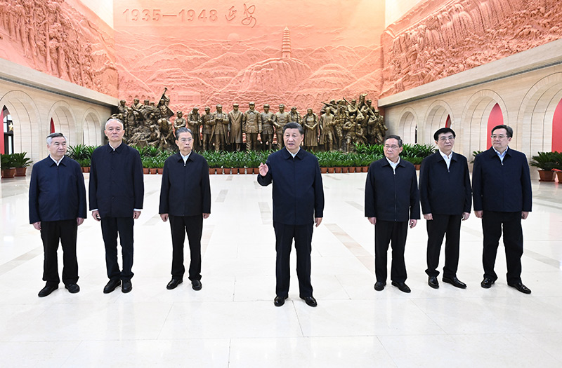 　　10月27日，中共中央總書(shū)記、國(guó)家主席、中央軍委主席習(xí)近平帶領(lǐng)中共中央政治局常委李強(qiáng)、趙樂(lè)際、王滬寧、蔡奇、丁薛祥、李希，瞻仰延安革命紀(jì)念地。這是習(xí)近平在延安革命紀(jì)念館參觀《偉大歷程——中共中央在延安十三年歷史陳列》結(jié)束時(shí)發(fā)表重要講話。