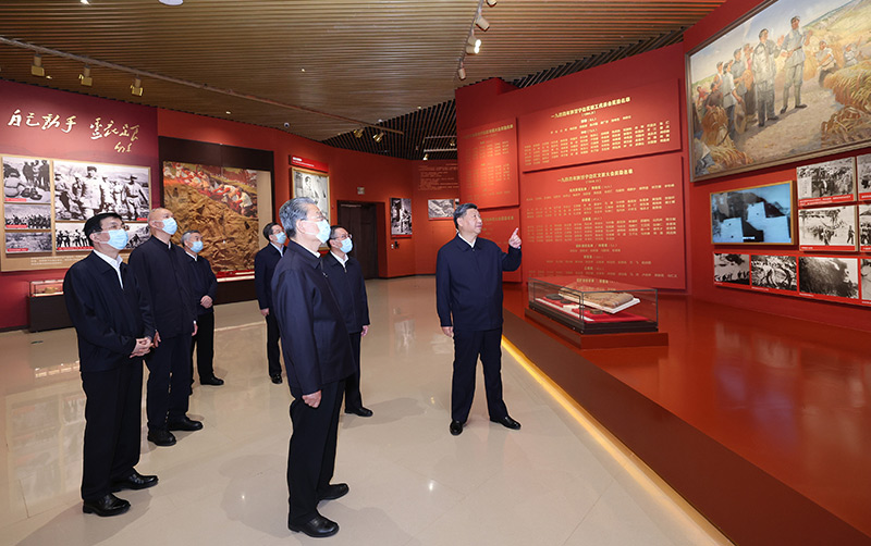 　　10月27日，中共中央總書(shū)記、國(guó)家主席、中央軍委主席習(xí)近平帶領(lǐng)中共中央政治局常委李強(qiáng)、趙樂(lè)際、王滬寧、蔡奇、丁薛祥、李希，瞻仰延安革命紀(jì)念地。這是習(xí)近平等在延安革命紀(jì)念館，參觀《偉大歷程——中共中央在延安十三年歷史陳列》。