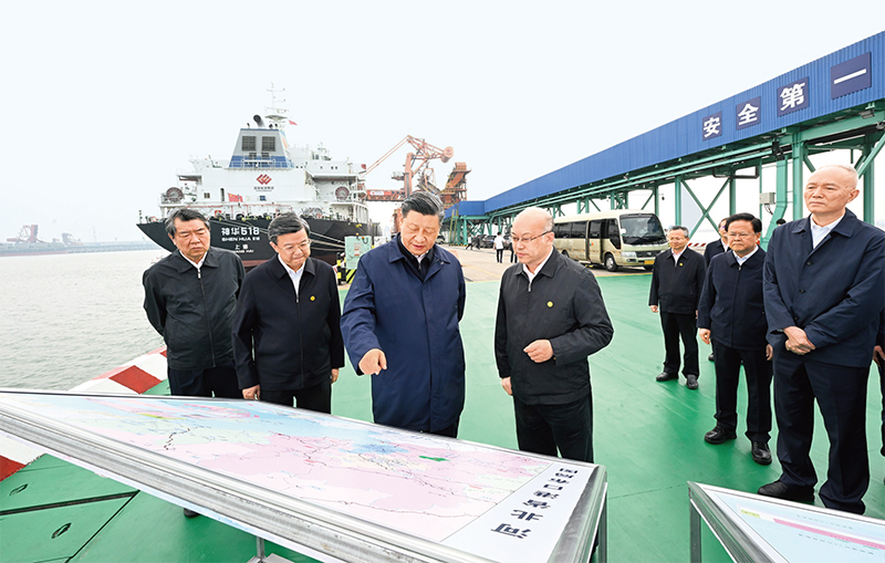 2023年5月11日至12日，中共中央總書記、國家主席、中央軍委主席習(xí)近平在河北考察，并主持召開深入推進(jìn)京津冀協(xié)同發(fā)展座談會。這是11日下午，習(xí)近平在滄州市黃驊港煤炭港區(qū)碼頭考察。 新華社記者 李學(xué)仁/攝